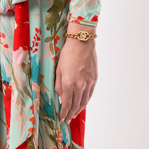 ⭐️Chanel CC Logo Turnlock Bracelet Gold Bracelet - Picture 2 of 6